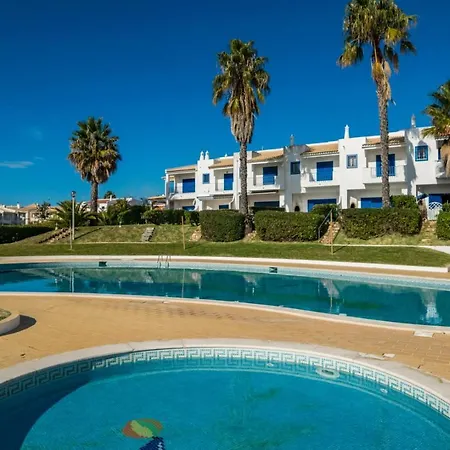 3 Bedroom In Oura With Amazing Pool At Walking Distance To Beach, Strip And Old Town, Wifi And Ac, Private Апартаменты Албуфейра