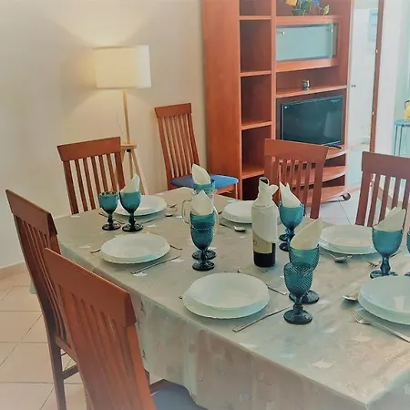 Apartamento 3 Bedroom In Oura With Amazing Pool At Walking Distance To Beach, Strip And Old Town, Wifi And Ac, Private Albufeira