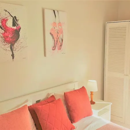 Апартаменты 3 Bedroom In Oura With Amazing Pool At Walking Distance To Beach, Strip And Old Town, Wifi And Ac, Private Албуфейра