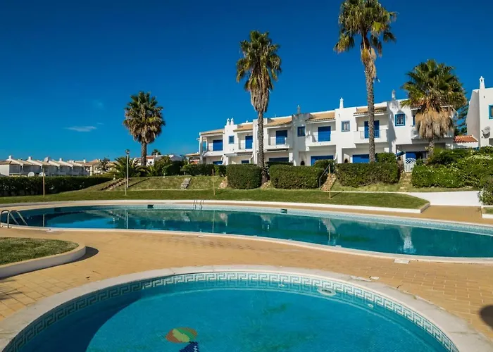 3 Bedroom In Oura With Amazing Pool At Walking Distance To Beach, Strip And Old Town, Wifi And Ac, Private Apartman Albufeira