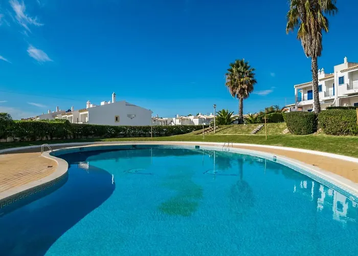 Apartman 3 Bedroom In Oura With Amazing Pool At Walking Distance To Beach, Strip And Old Town, Wifi And Ac, Private Albufeira