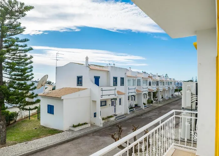 3 Bedroom In Oura With Amazing Pool At Walking Distance To Beach, Strip And Old Town, Wifi And Ac, Private Apartman Albufeira
