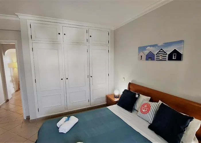 Apartman 3 Bedroom In Oura With Amazing Pool At Walking Distance To Beach, Strip And Old Town, Wifi And Ac, Private Albufeira