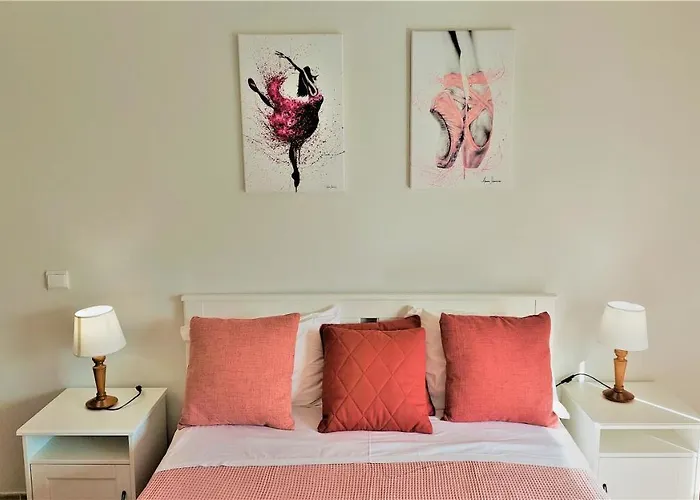 Apartman 3 Bedroom In Oura With Amazing Pool At Walking Distance To Beach, Strip And Old Town, Wifi And Ac, Private Albufeira