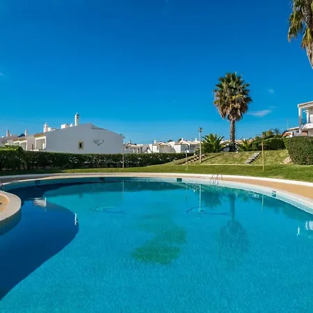 Apartamento 3 Bedroom In Oura With Amazing Pool At Walking Distance To Beach, Strip And Old Town, Wifi And Ac, Private Albufeira